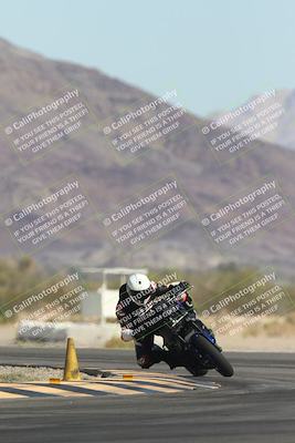 media/Oct-30-2025-Racers Edge (Thu) [[dabbdaf680]]/3-B Group/Session 2 (Turn 14)/